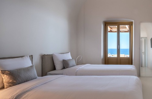 Kamari House | Colombos BeachFront