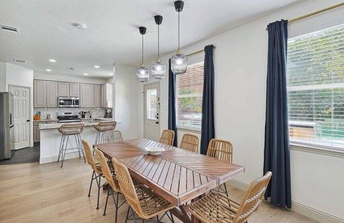 Saginaw House | Colonial Style Retreat ft Pool, Cinema, jacuzzi