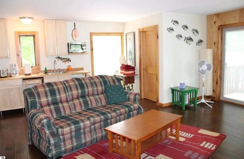 Lake Ann Cottage | Colorful, Cozy Cottage on Pearl Lake