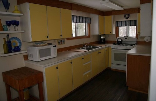 Lake Ann Cottage | Colorful, Cozy Cottage on Pearl Lake