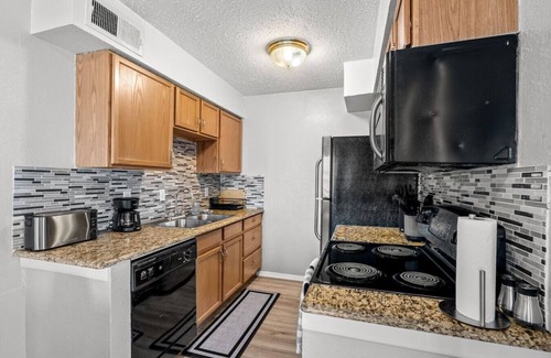 Garland Apartment | *Colorful Cozy Escape w/Grill