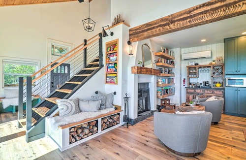 Arrow Point House | Colorful Golden Getaway w/Panoramic Views!