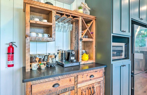 Arrow Point House | Colorful Golden Getaway w/Panoramic Views!
