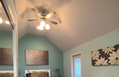 Scranton House | Colors/Mirrors/Pet Friendly