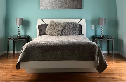 Scranton House | Colors/Mirrors/Pet Friendly