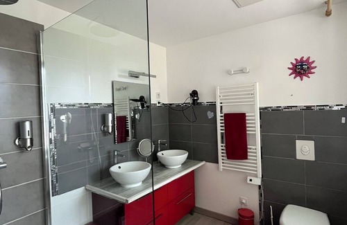 Cormatin Bed & Breakfast | Colors of life - Chambre Rouge