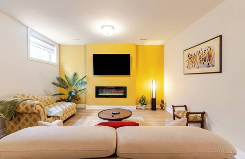 Port Hope Apartment | Colour Cove Retreat | A Cozy Modern Haven for Every Season of Relaxation!