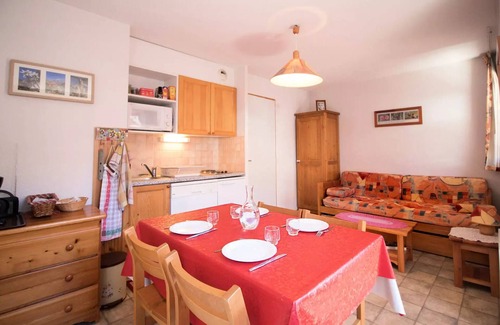 Aussois Apartment | COM213M : Wohnung in ruhiger Lage in der Nähe von kostenlosen Shuttles und dem Schwimmbad