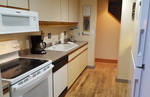 Overlook Park House | Come Enjoy This Cabin In The Woods, Hot Tub & Pet Friendly, 8 SHARC PASSES!