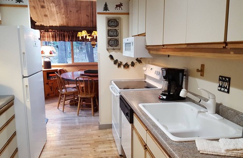 Overlook Park House | Come Enjoy This Cabin In The Woods, Hot Tub & Pet Friendly, 8 SHARC PASSES!