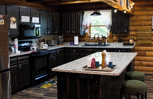 Jonesborough Cabin | Come Escape The Races In Our Cozy Cabin! Plenty Of Space To Explore, Work or Not