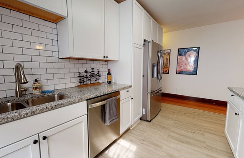 Corryville Apartment | Come Explore @ Zoo Station!