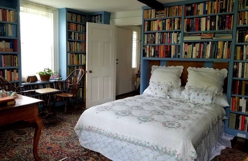 South Britain House | Come live in an elegant and spacious historic home with all of today's comforts