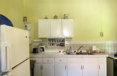 Montego Bay House | Come on down! 😎 Car not needed! Beach across the street! Next to the Hip Strip