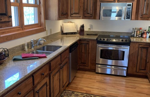 Cullowhee House | Come Relax in the Mountains! Screen Porch, Fireplaces, Views, Hikes & Waterfalls