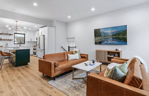 Northeast Minneapolis Apartment | Come Stay at “Delmonico’s”! A Luxury Renovation!