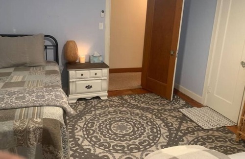 Chandler House | Come stay at Glamma’s House! Pets ok, wifi, w/d!