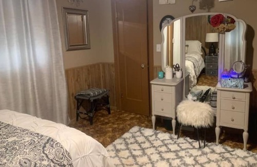 Chandler House | Come stay at Glamma’s House! Pets ok, wifi, w/d!