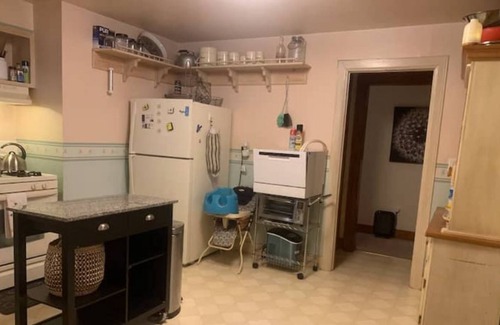 Chandler House | Come stay at Glamma’s House! Pets ok, wifi, w/d!