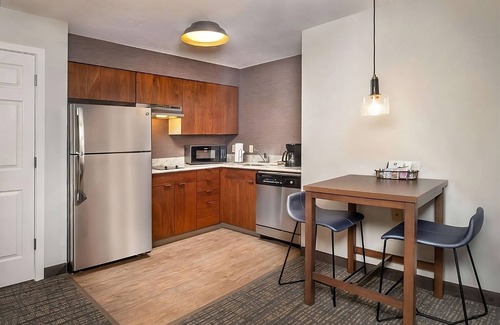 Linthicum Heights Hotel | Comfort and Convenience! Pet-friendly Unit with Fully equipped Kitchen!