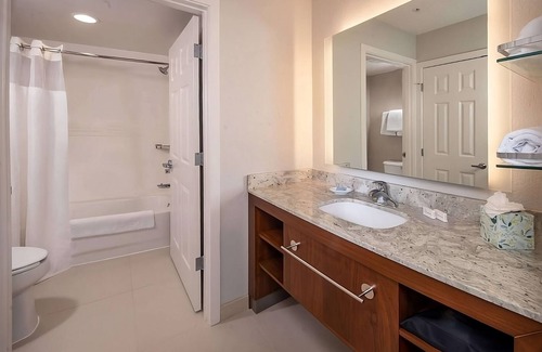 Linthicum Heights Hotel | Comfort and Convenience! Pet-friendly Unit with Fully equipped Kitchen!