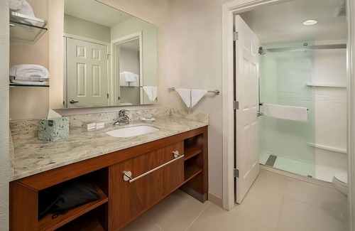 Linthicum Heights Hotel | Comfort and Convenience! Pet-friendly Unit with Fully equipped Kitchen!