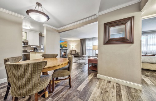 South Lake Tahoe Resort | Comfort and Convenience! 2 Relaxing Units, Free Breakfast, Pets Allowed