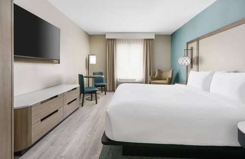 Marathon Hotel | Comfort and Convenience! Relaxing Room w/King Bed, FREE Breakfast, Pool