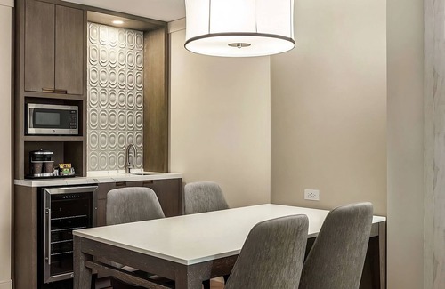 Streeterville Hotel | Comfort and Convenience! Parking, Outdoor Pool, Near Adler Planetarium