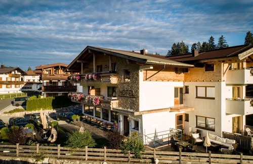 Ellmau House | Comfort double room with shower, WC mountain view - Landhotel Föhrenhof