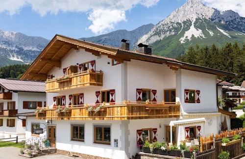 Ellmau House | Comfort double room with shower, WC mountain view - Landhotel Föhrenhof