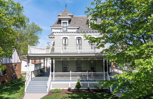 La Crosse House | Comfort & Elegance in a Historic La Crosse, Wisconsin Mansion