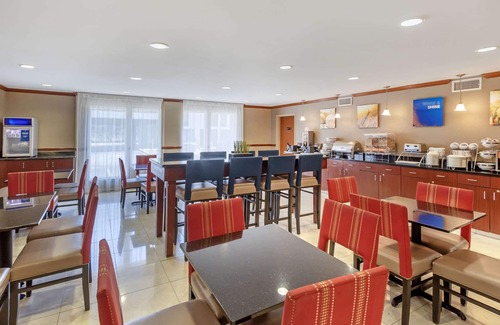 North Charleston Hotel | Comfort Inn & Suites Charleston Airport Convention Center