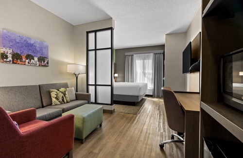 West Ashley Hotel | Comfort Suites Charleston West Ashley