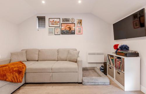 Shaftesbury Apartment | Comfortable 1BR duplex in Clapham