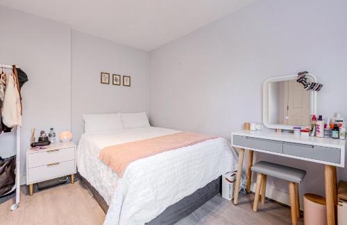 Shaftesbury Apartment | Comfortable 1BR duplex in Clapham
