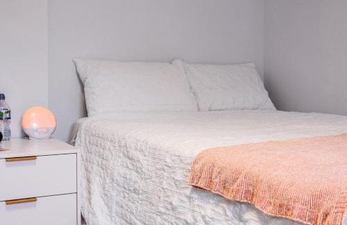 Shaftesbury Apartment | Comfortable 1BR duplex in Clapham