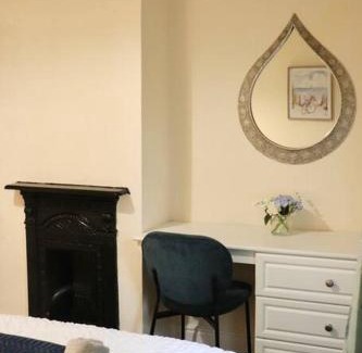 Holbeck Apartment | Comfortable 2 Bedroom House
