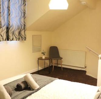 Holbeck Apartment | Comfortable 2 Bedroom House