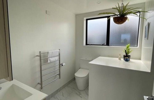 Henderson House | Comfortable 2BR Home on Te Kanawa Crescent