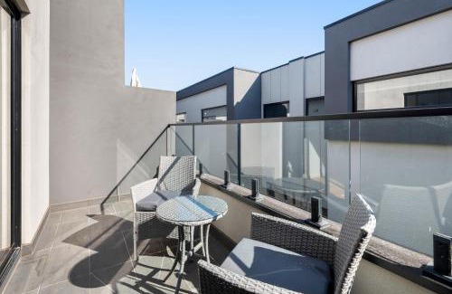 Saint Kilda South House | Comfortable 2BR Retreat with Balcony & Parking