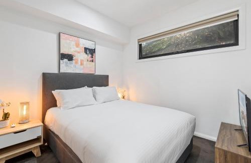 Saint Kilda South House | Comfortable 2BR Retreat with Balcony & Parking