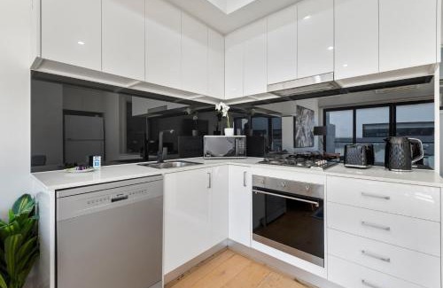 Saint Kilda South House | Comfortable 2BR Retreat with Balcony & Parking