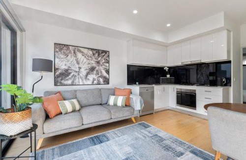 Saint Kilda South House | Comfortable 2BR Retreat with Balcony & Parking