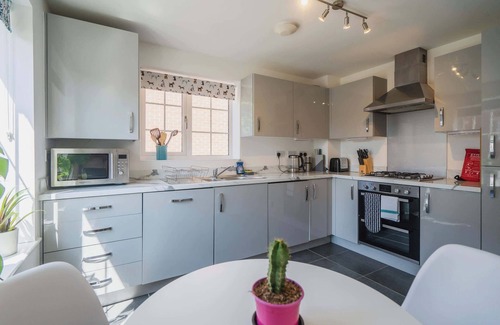 Woodford Halse House | Comfortable 3 Bedroom Home w Garden and Parking