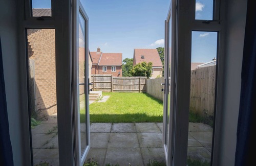 Woodford Halse House | Comfortable 3 Bedroom Home w Garden and Parking