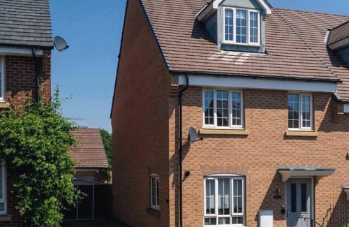 Woodford Halse House | Comfortable 3 Bedroom Home w Garden and Parking