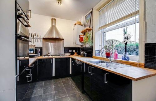 Meltham House | Comfortable 3-Bed Country Escape, Family & Pets , Sleeps 5