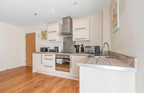 Leicester City Centre Apartment | Comfortable 3-Bed Flat for 7 Guests, Ideal Family Stay in Prime Area with Fast Wi-Fi