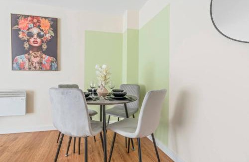 Leicester City Centre Apartment | Comfortable 3-Bed Flat for 7 Guests, Ideal Family Stay in Prime Area with Fast Wi-Fi